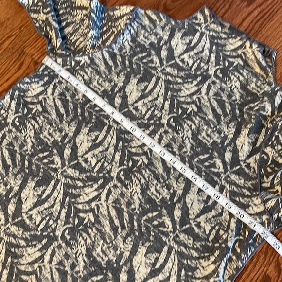 Trisha Tyler women’s mock neck gray print knit top long sleeve inside out stitch - Picture 10 of 14